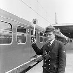 126841 Portret van perronopzichter Persoon op één van de perrons van het Centraal Station (Stationsplein) te Utrecht.